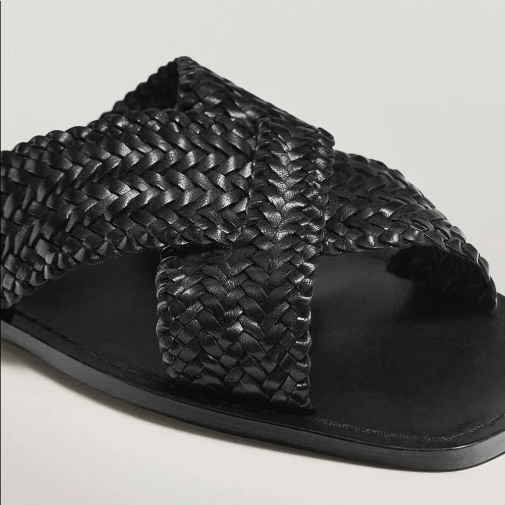 NWT. Massimo Dutti Black Sandals. Size 6.